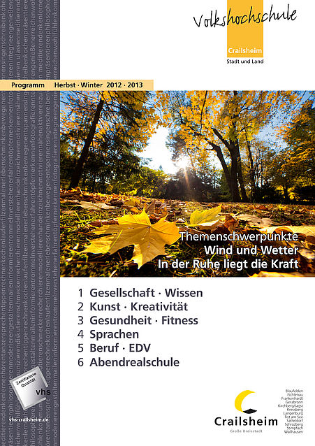Titelseite Programm vhs Crailsheim Herbst/Winter 2012/13 (Herbstlicher Wald mit buntem Laub)