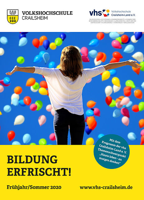 Titelseite Programm vhs Crailsheim Frühjahr/Sommer 2020 (Frau vor bunten Luftballons)
