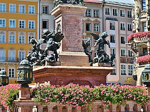 Foto: der Münchner Marienplatz - Bild von RitaE auf Pixabay