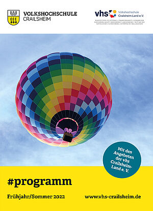 Titelseite Programm vhs Crailsheim Frühjahr/Sommer 2022 (bunter Fesselballon am blauen Himmel)
