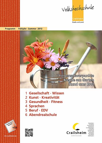 Titelseite Programm vhs Crailsheim Frühjahr/Sommer 2013 (Metallgießkanne gefüllt mit Blumen)
