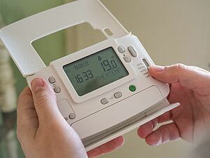 elektronisches Thermostat mit Anzeige von 19° Celsius