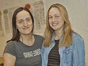 Anna-Lena Fetzer und Denise Barthelmäs vom Lerntreff Alpha der vhs Crailsheim 