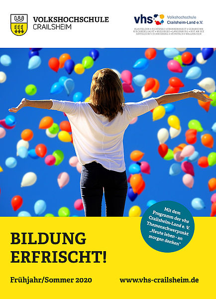 Titelseite Programm vhs Crailsheim Frühjahr/Sommer 2020 (Frau vor bunten Luftballons)