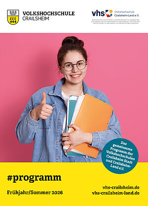 Titelseite Programmheft Frühjahr/Sommer 2026 (junge Frau mit Unterlagen und hochgerecktem Daumen)