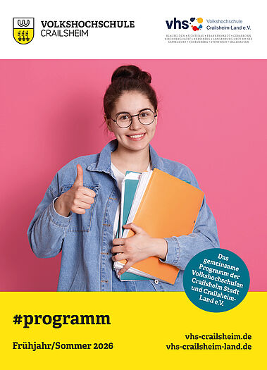 Titelseite Programmheft Frühjahr/Sommer 2026 (junge Frau mit Unterlagen und hochgerecktem Daumen)