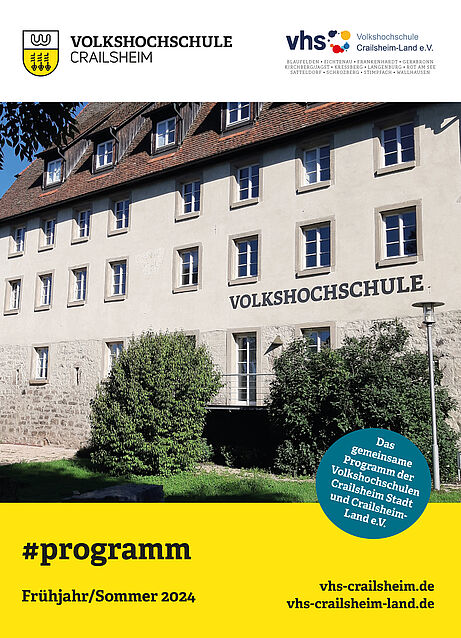 Titelseite Programmheft Frühjahr/Sommer 2024 (Rückansicht vhs Crailsheim mit neuem Schriftzug Volkshochschule)