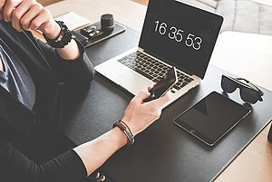 Schreibtisch mit Laptop, Tablet und Handy