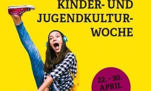 Kinder- und Jugendkulturwoche 2025 in Crailsheim (Mädchen mit Kopfhörer tanzt zu Musik)