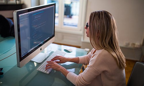 Frau am Bildschirm-Arbeitsplatz (Symbolfoto)