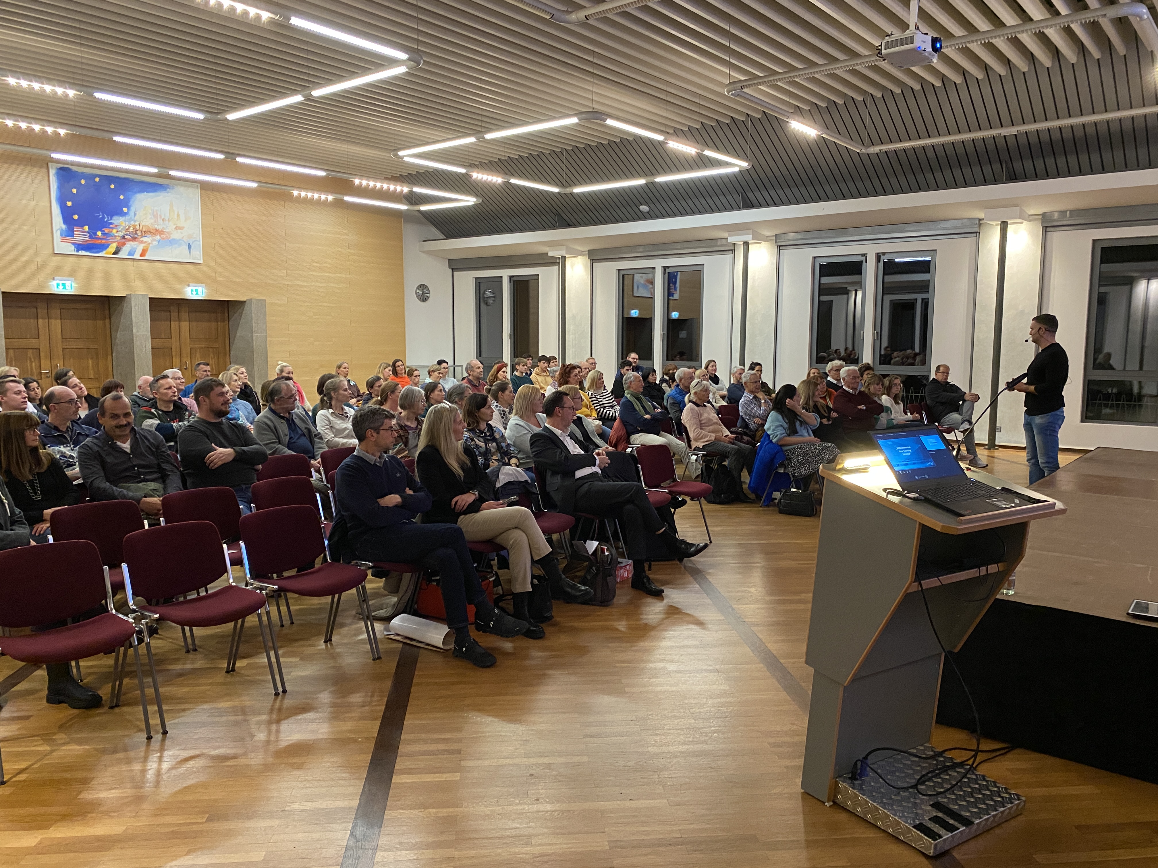Vortrag von Daniel Jung im Ratssaal Crailsheim (vhs Crailsheim, Gesamtelternbeirat, Sparkassenstiftung)
