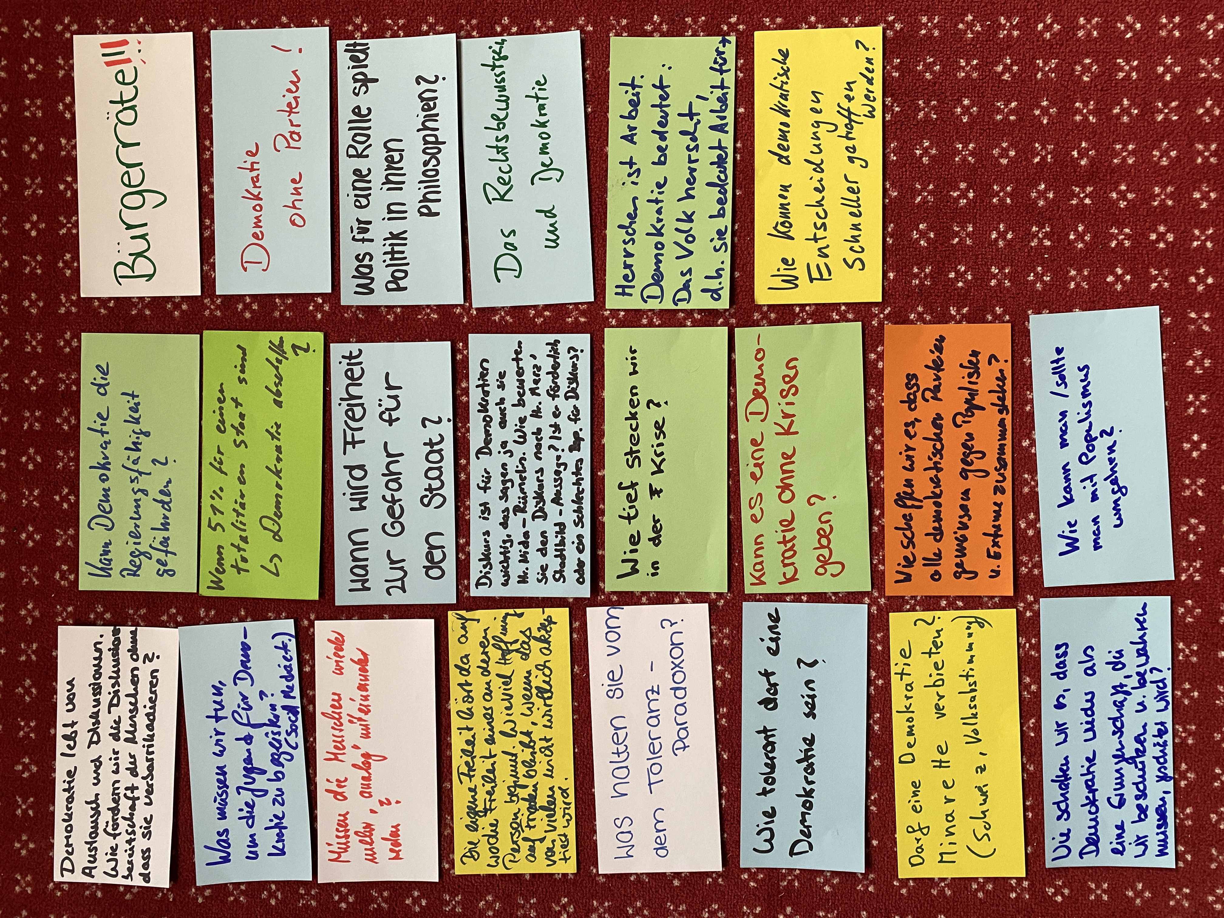 Karten mit Fragen, Ideen und Ratschlägen aus dem Publikum