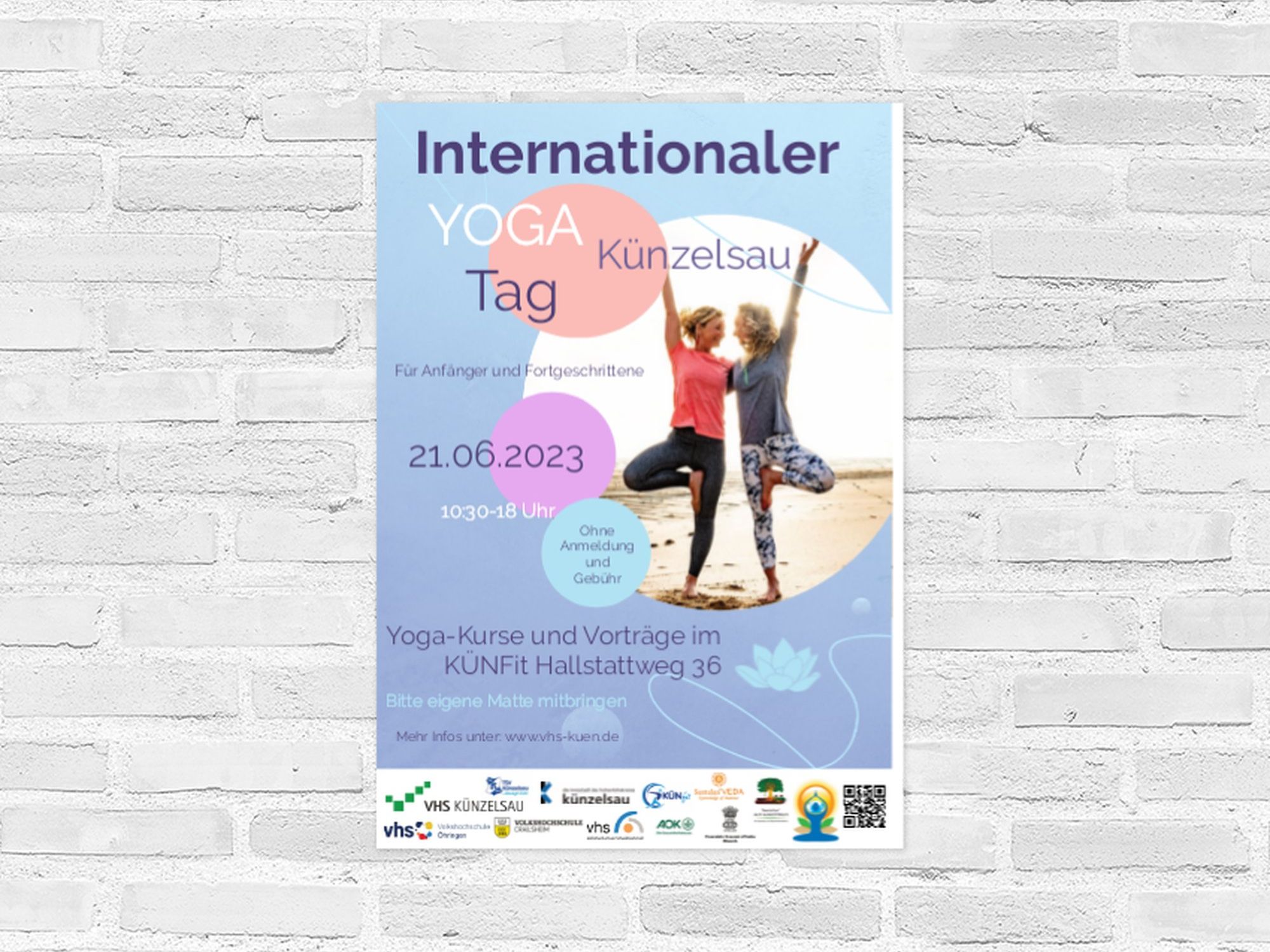Plakat Internationaler Tag des Yoga in Künzelsau am 21.06.2023 (Zwei Frauen in Yogapose am Strand)