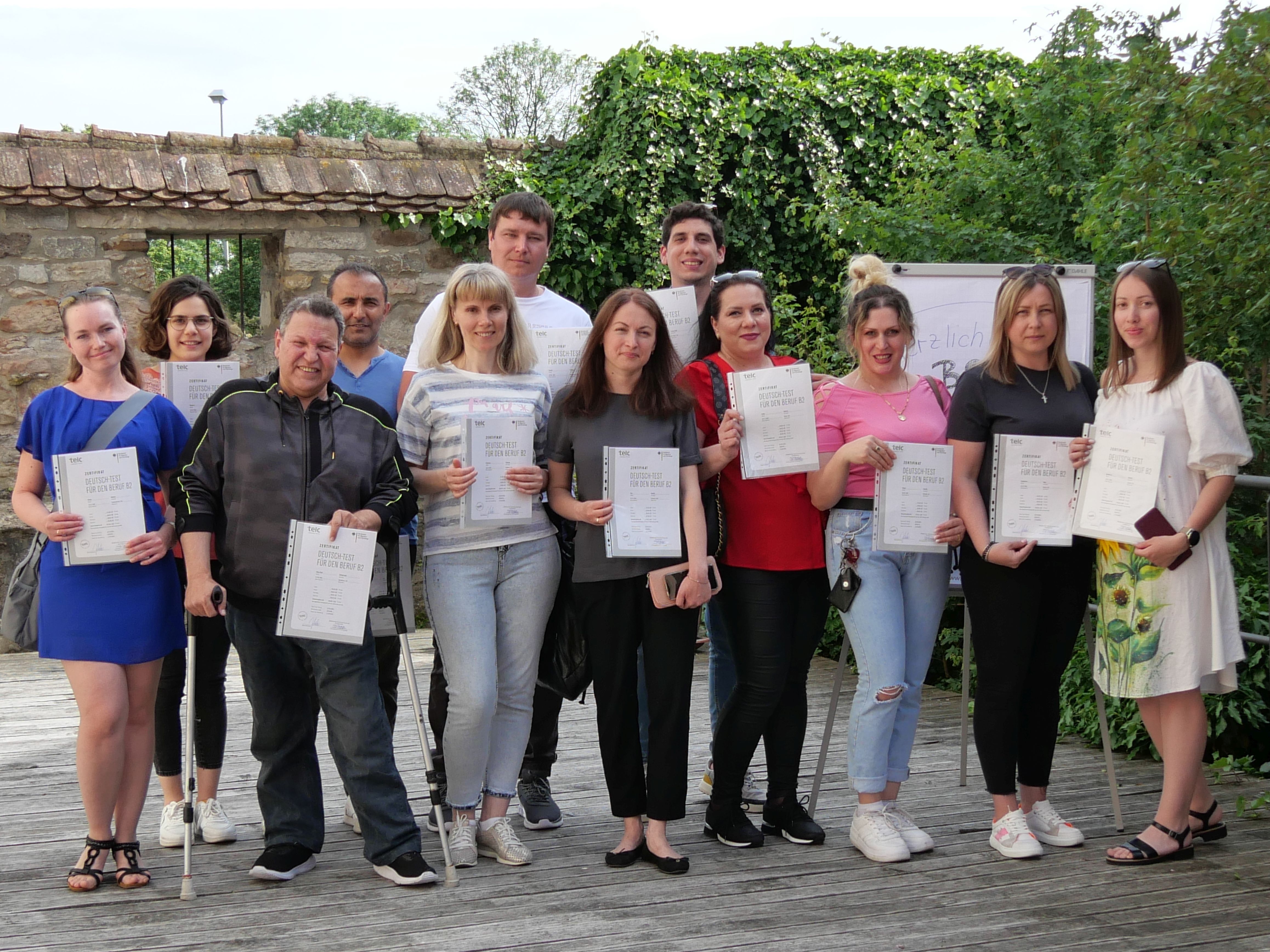 Teilnehmende an der Zertifikatsübergabe für die B2-Prüfung Deutsch auf der Terrasse der vhs Craisheim