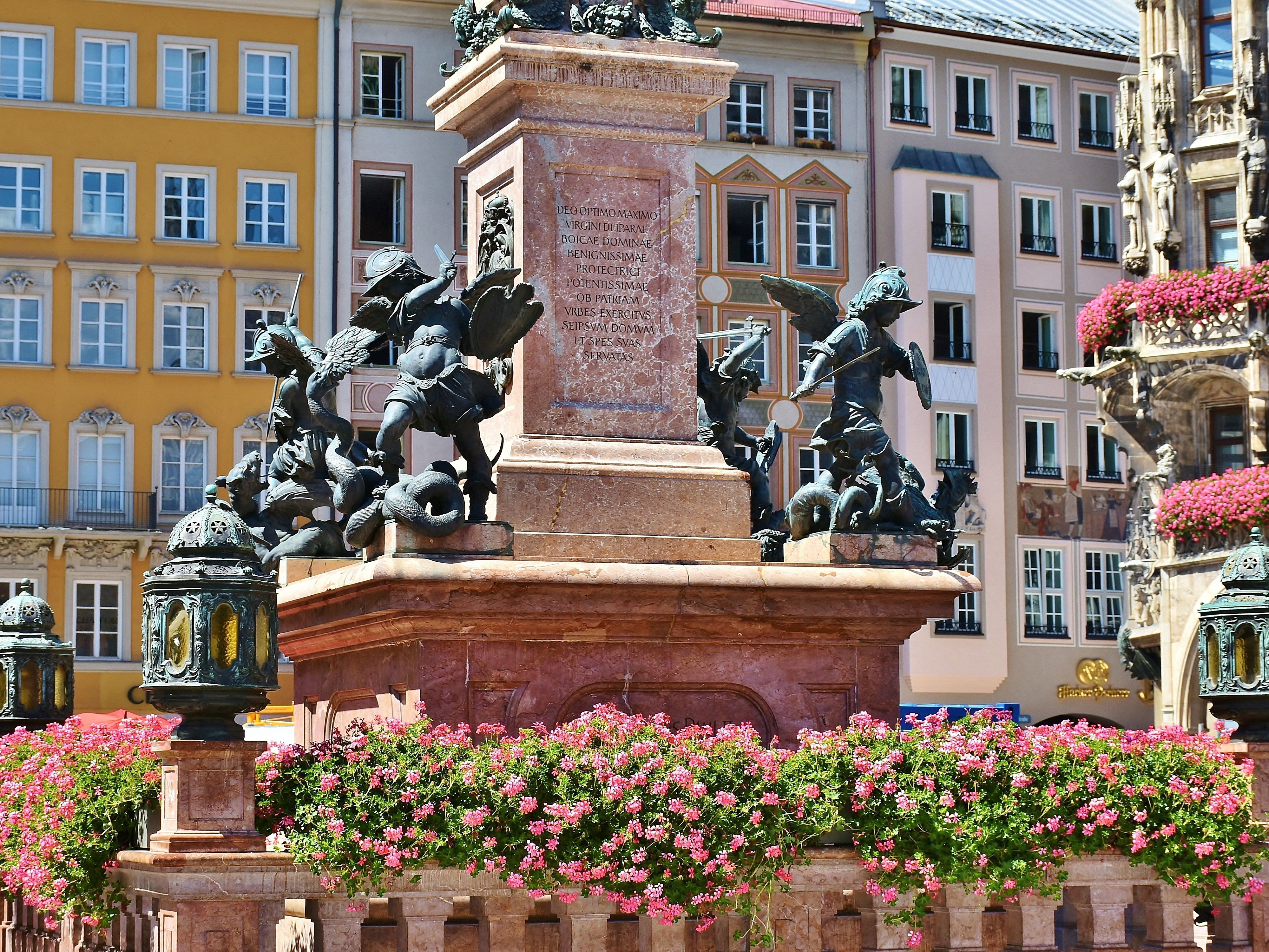 Foto: der Münchner Marienplatz - Bild von RitaE auf Pixabay