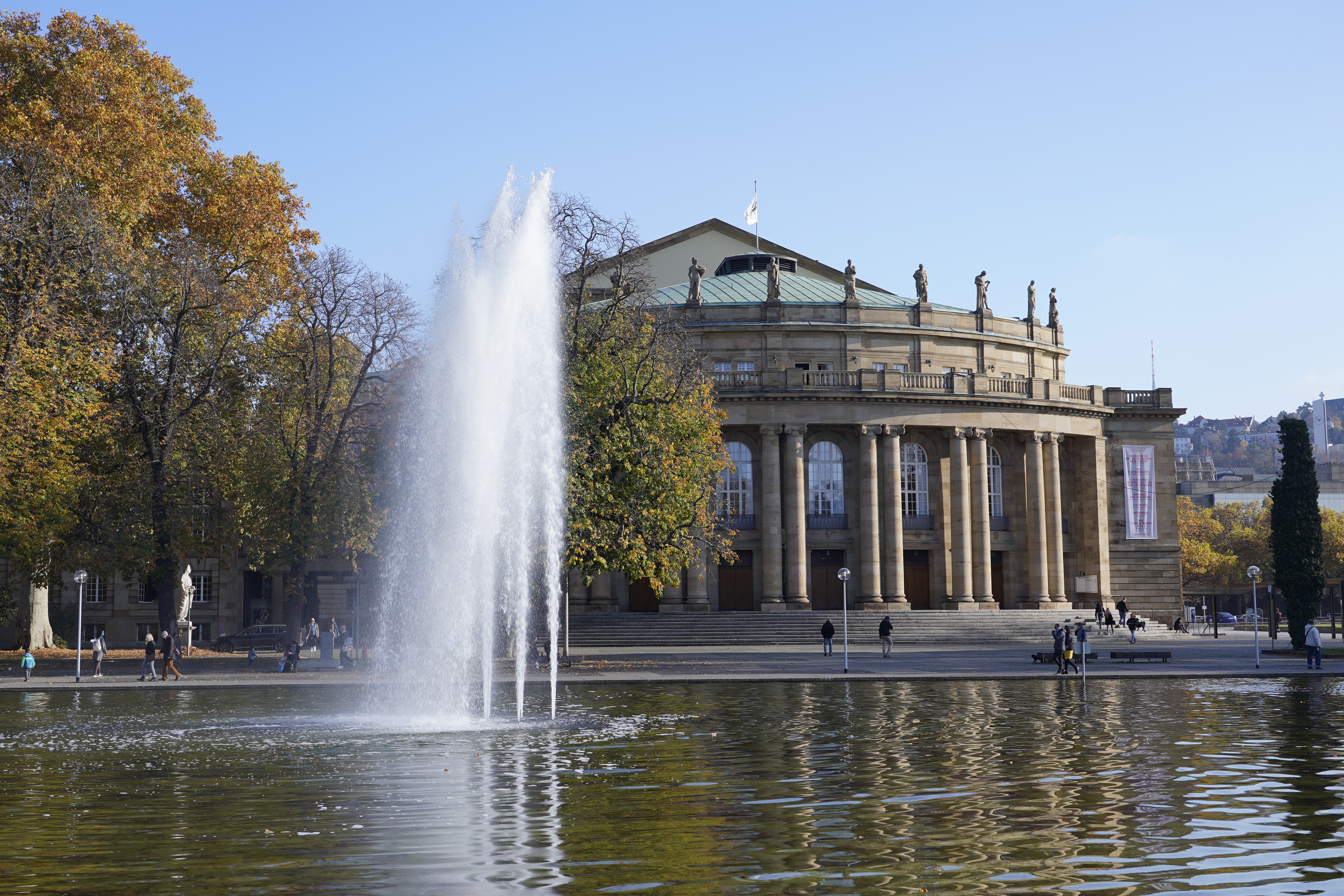 Staatstheater Stuttgart von außen mit Springbrunnen im See (c) Angelika Graf