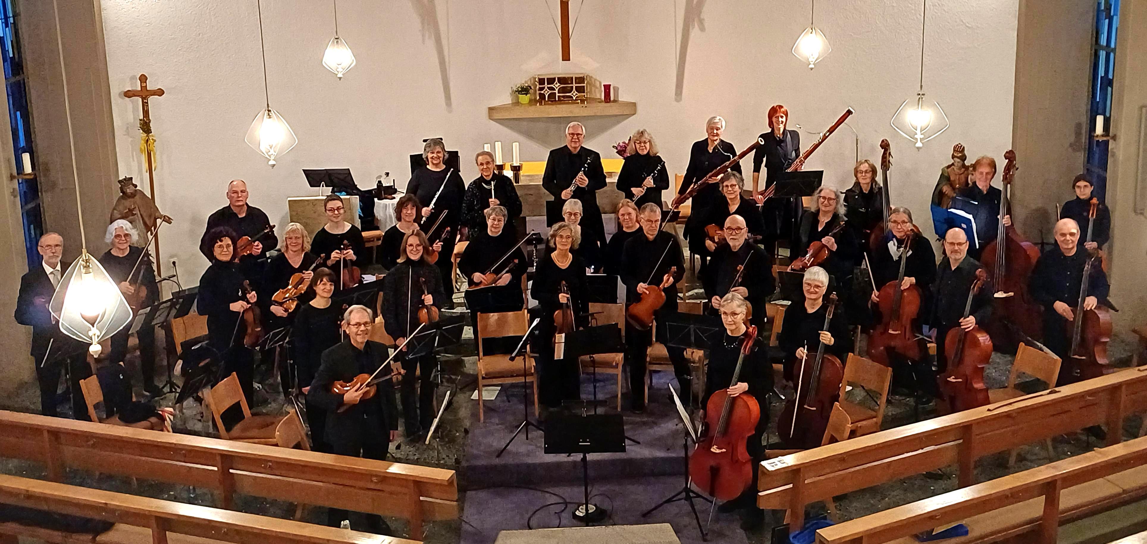 Foto des Orchesters der vhs Crailsheim während eines Konzertes