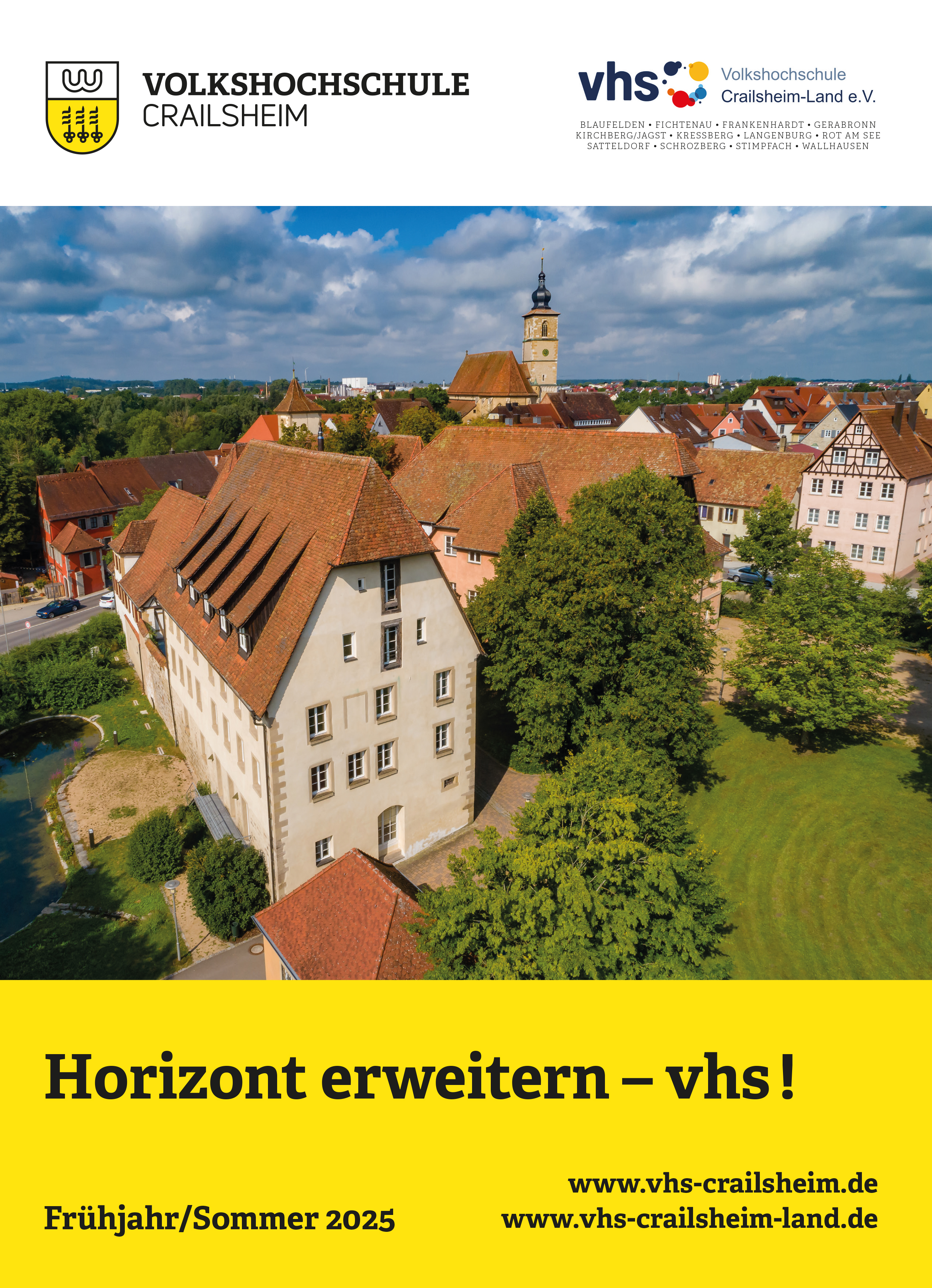 Titelseite Programmheft Frühjahr/Sommer 2025 (Luftbildaufnahme vom vhs-Gebäude Crailsheim)