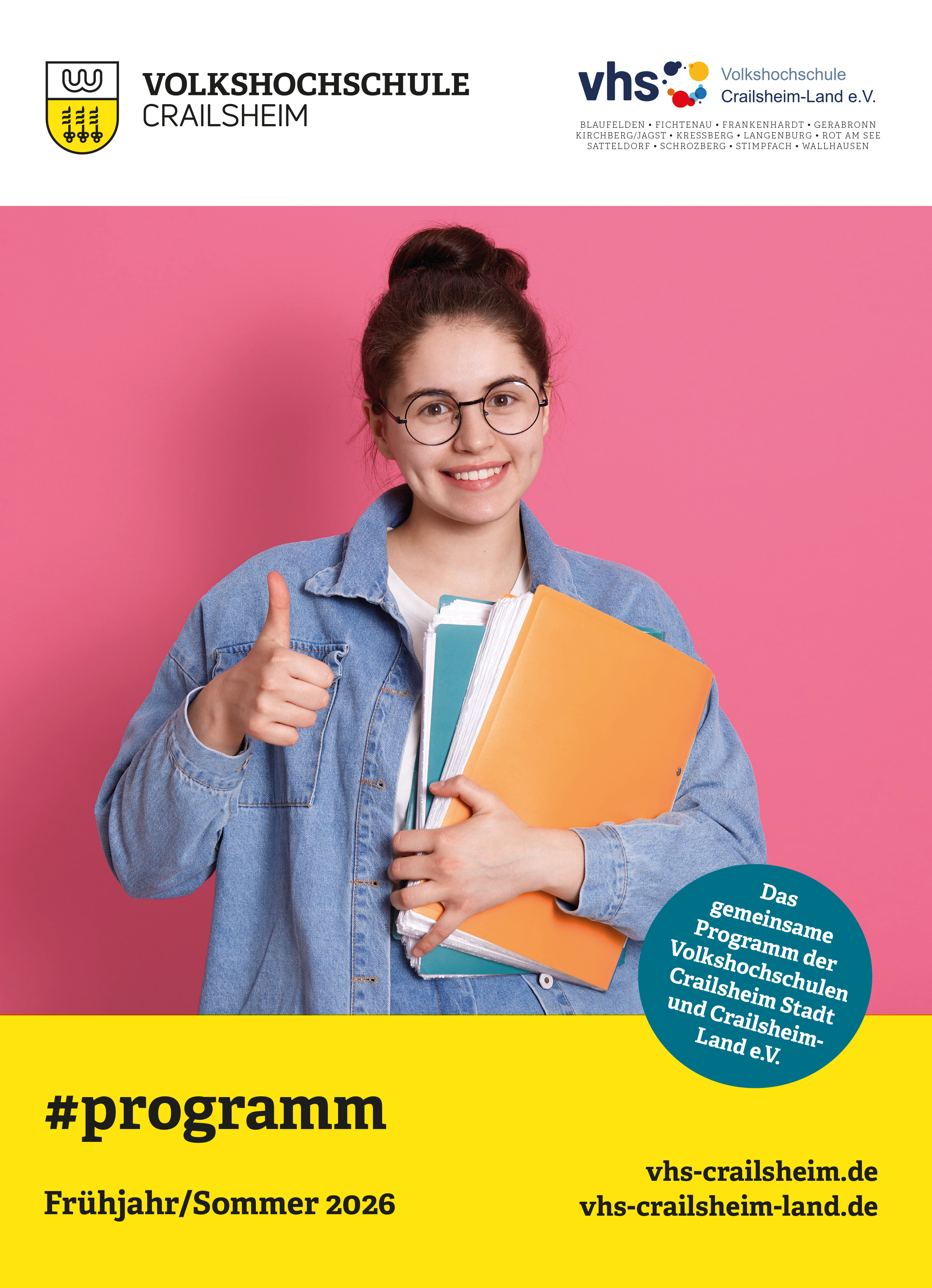 Titelseite Programmheft Frühjahr/Sommer 2026 (junge Frau mit Unterlagen und hochgerecktem Daumen)