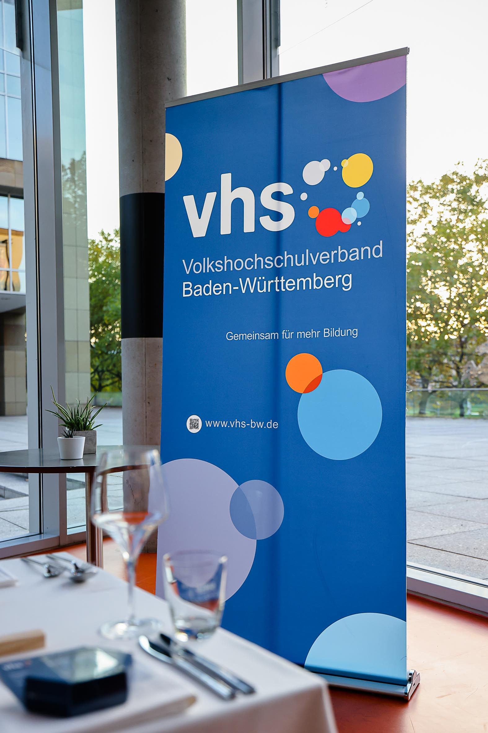 Foto: Banner Volkshochschulverband Baden-Württemberg beim Parlamentarischen Abend 2022