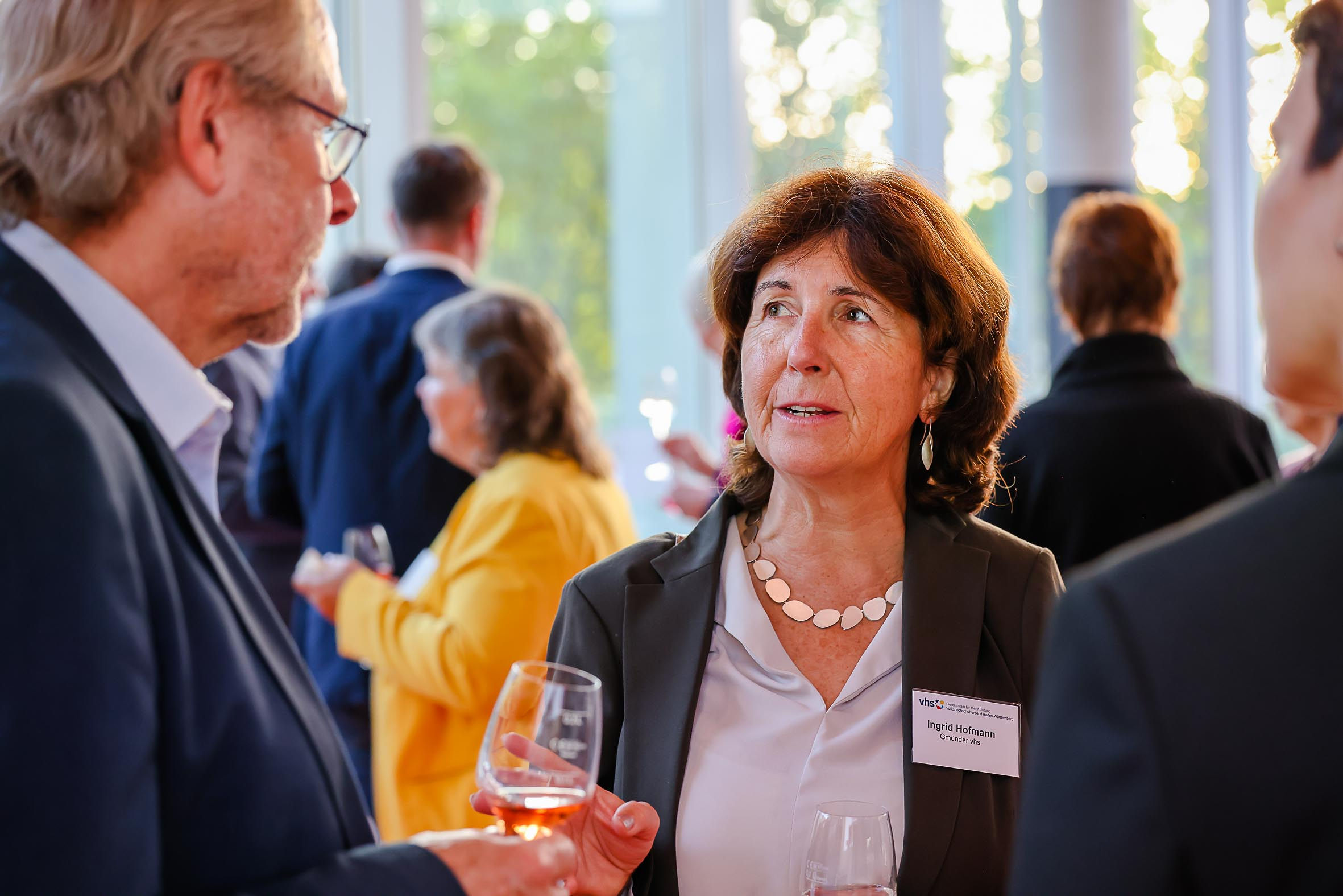 Foto: Ingrid Hofmann, Gmünder vhs, im Gespräch beim Parlamentarischen Abend 2022
