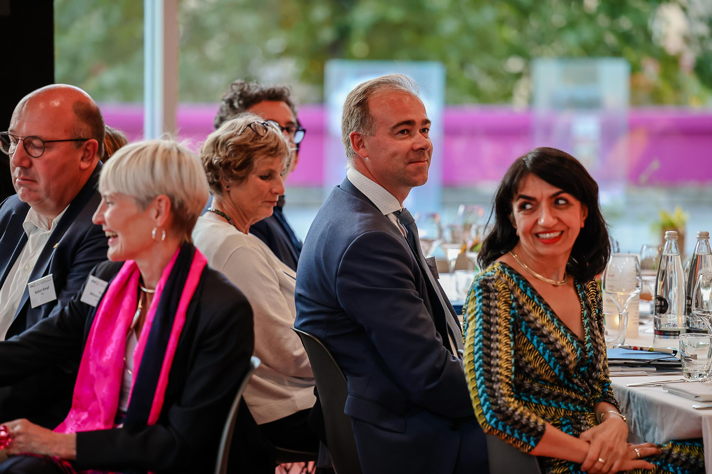Foto: Landtagspräsidentin Muhterem Aras sowie vhs-Verbandsdirektor Dr. Tobias Diemer beim Parlamentarischen Abend 2022
