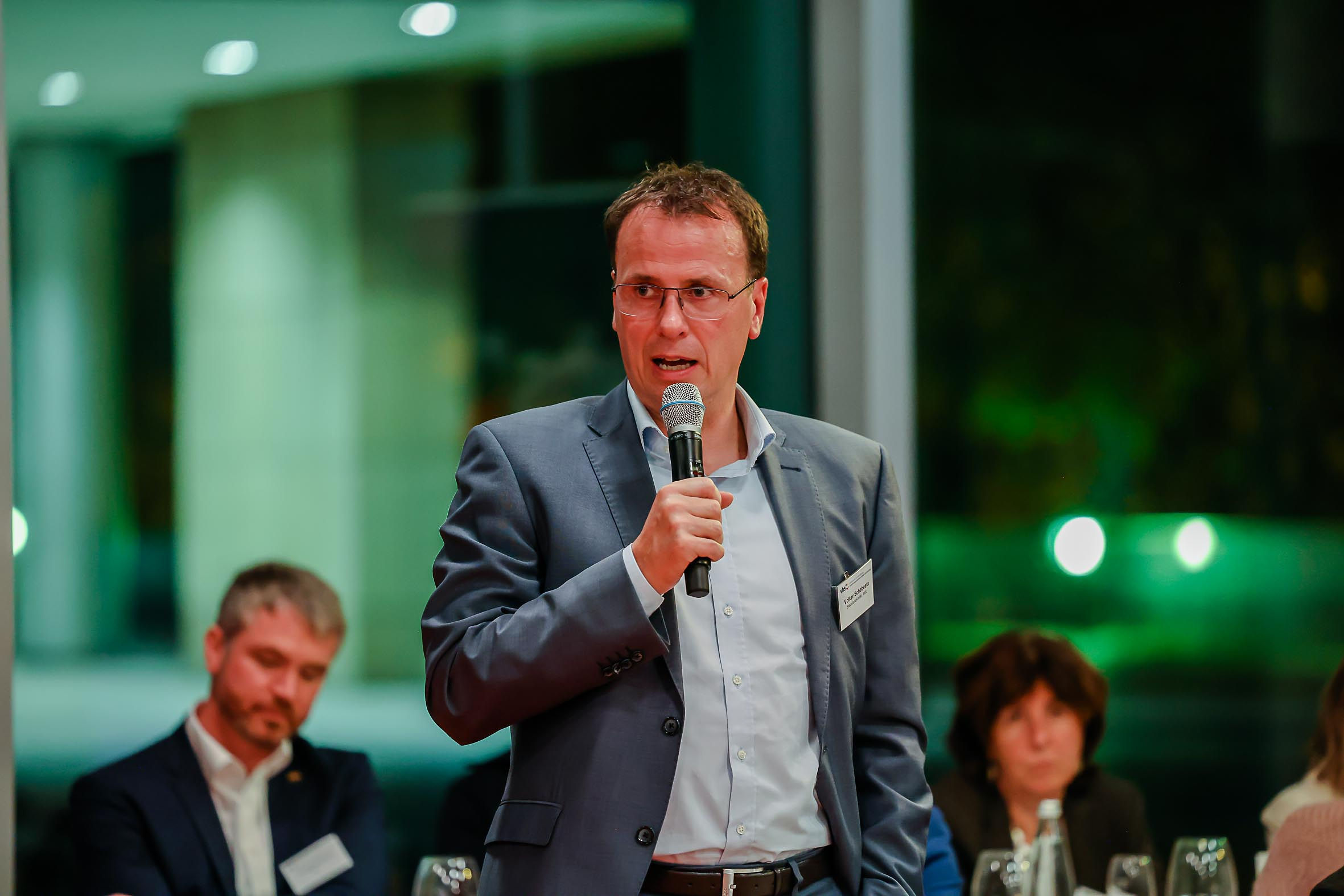Foto: Staatssekretär Volker Schebesta am Mikrofon beim Parlamentarischen Abend 2022