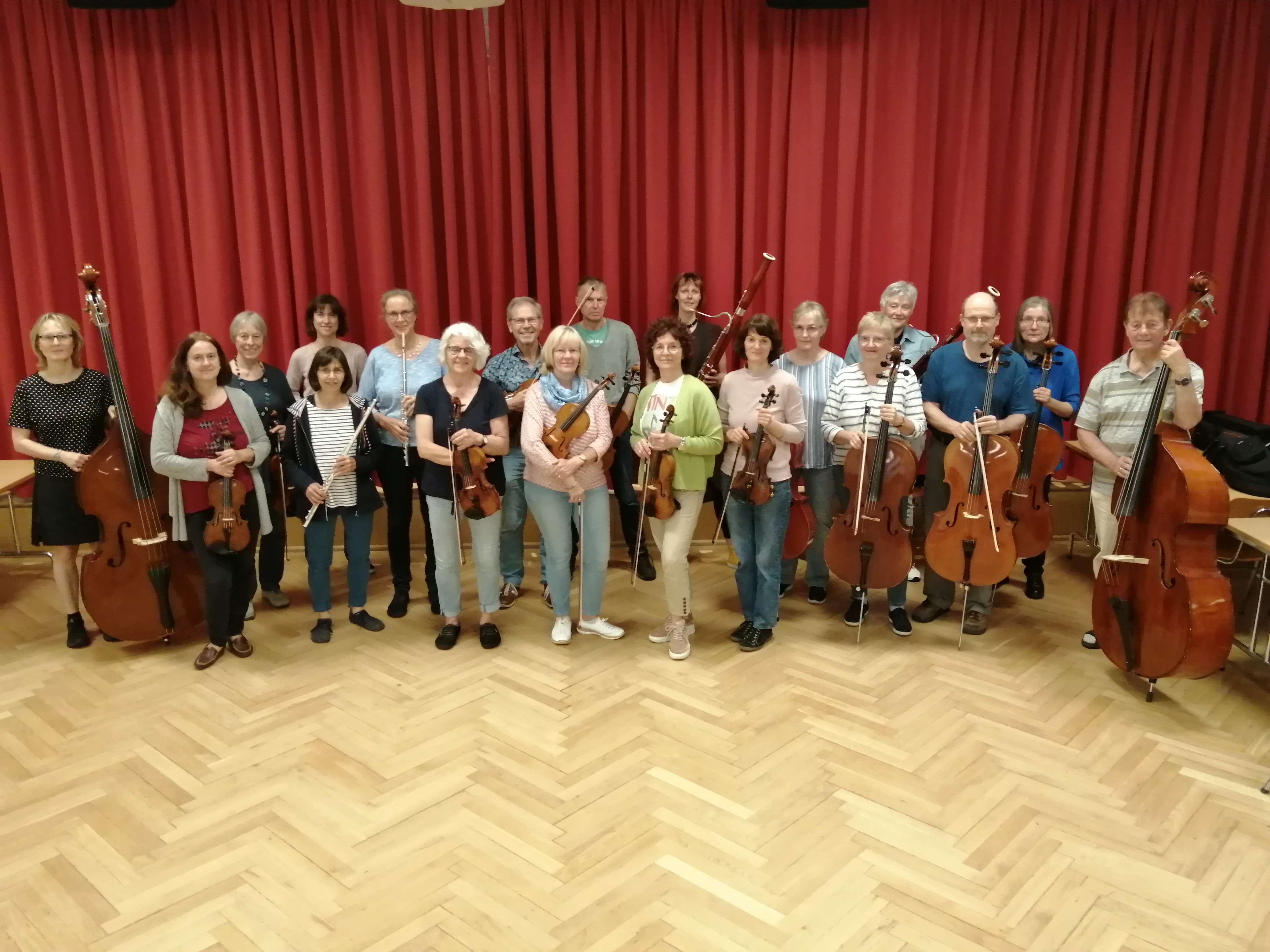 Mitglieder des vhs-Orchesters Crailsheim mit ihren Instrumenten